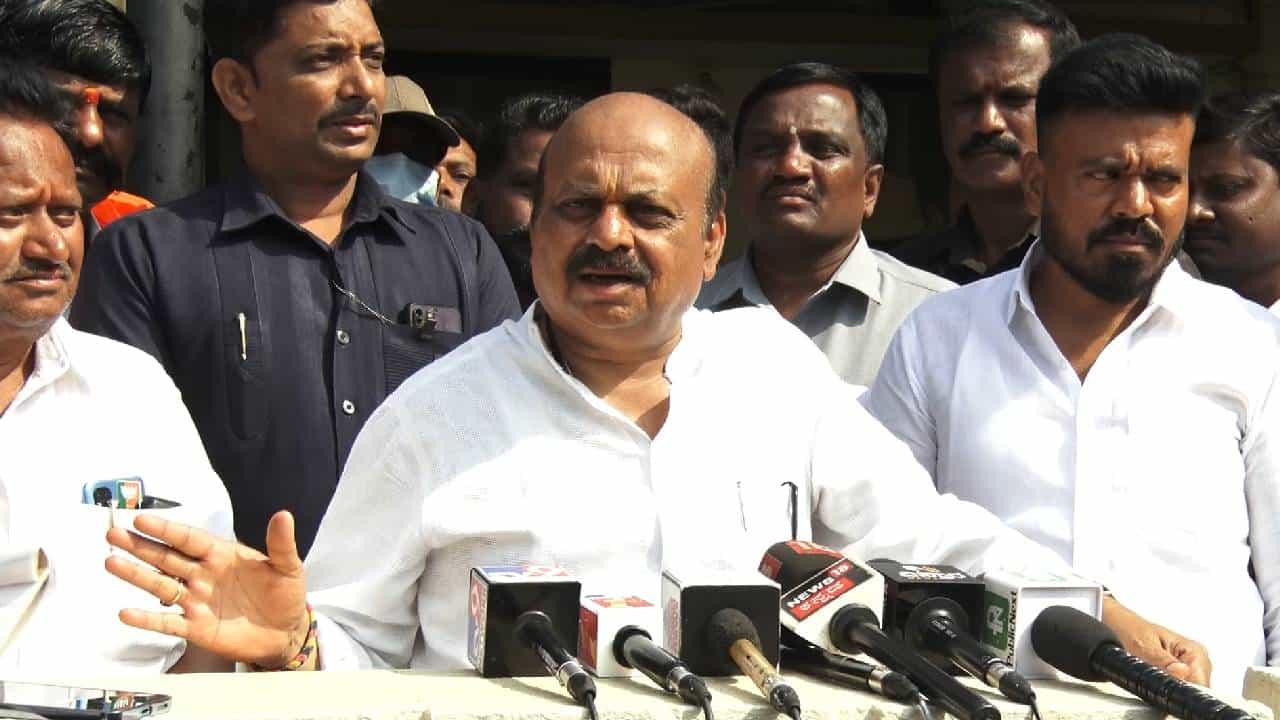 ಸೋತ ಪ್ರಮುಖ ಸಚಿವರ ಮನೆ-ಮನೆಗೆ ಭೇಟಿ ನೀಡಿ ಧೈರ್ಯ ತುಂಬುತ್ತಿರುವ ಬಸವರಾಜ ಬೊಮ್ಮಾಯಿ ಸೋತ ಪ್ರಮುಖ ಸಚಿವರ ಮನೆ-ಮನೆಗೆ ಭೇಟಿ ನೀಡಿ ಧೈರ್ಯ ತುಂಬುತ್ತಿರುವ ಬಸವರಾಜ ಬೊಮ್ಮಾಯಿ