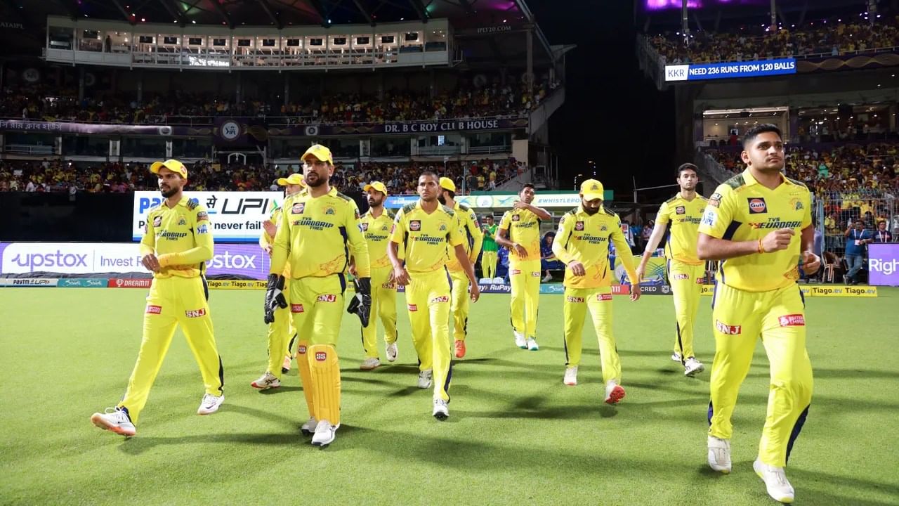 IPL 2023: ಈ ಬಾರಿಯ ಐಪಿಎಲ್​ನಲ್ಲಿ ಅತ್ಯುತ್ತಮ ಪ್ರದರ್ಶನ ನೀಡುವ ಮೂಲಕ ಗಮನ ಸೆಳೆದಿದ್ದ ಚೆನ್ನೈ ಸೂಪರ್ ಕಿಂಗ್ಸ್ ತಂಡವು ತನ್ನ ಕೊನೆಯ ಪಂದ್ಯದಲ್ಲಿ ಕೆಕೆಆರ್ ವಿರುದ್ಧ ಸೋತು ಇದೀಗ ಸಂಕಷ್ಟಕ್ಕೆ ಸಿಲುಕಿದೆ. ಏಕೆಂದರೆ ಆಡಿರುವ 13 ಪಂದ್ಯಗಳಲ್ಲಿ ಸಿಎಸ್​ಕೆ ಗೆದ್ದಿರುವುದು 7 ಪಂದ್ಯಗಳನ್ನು ಮಾತ್ರ. ಇನ್ನು ಒಂದು ಪಂದ್ಯವು ಮಳೆಯ ಕಾರಣ ರದ್ದಾದ ಕಾರಣ 1 ಅಂಕ ಪಡೆದುಕೊಂಡಿದೆ. 