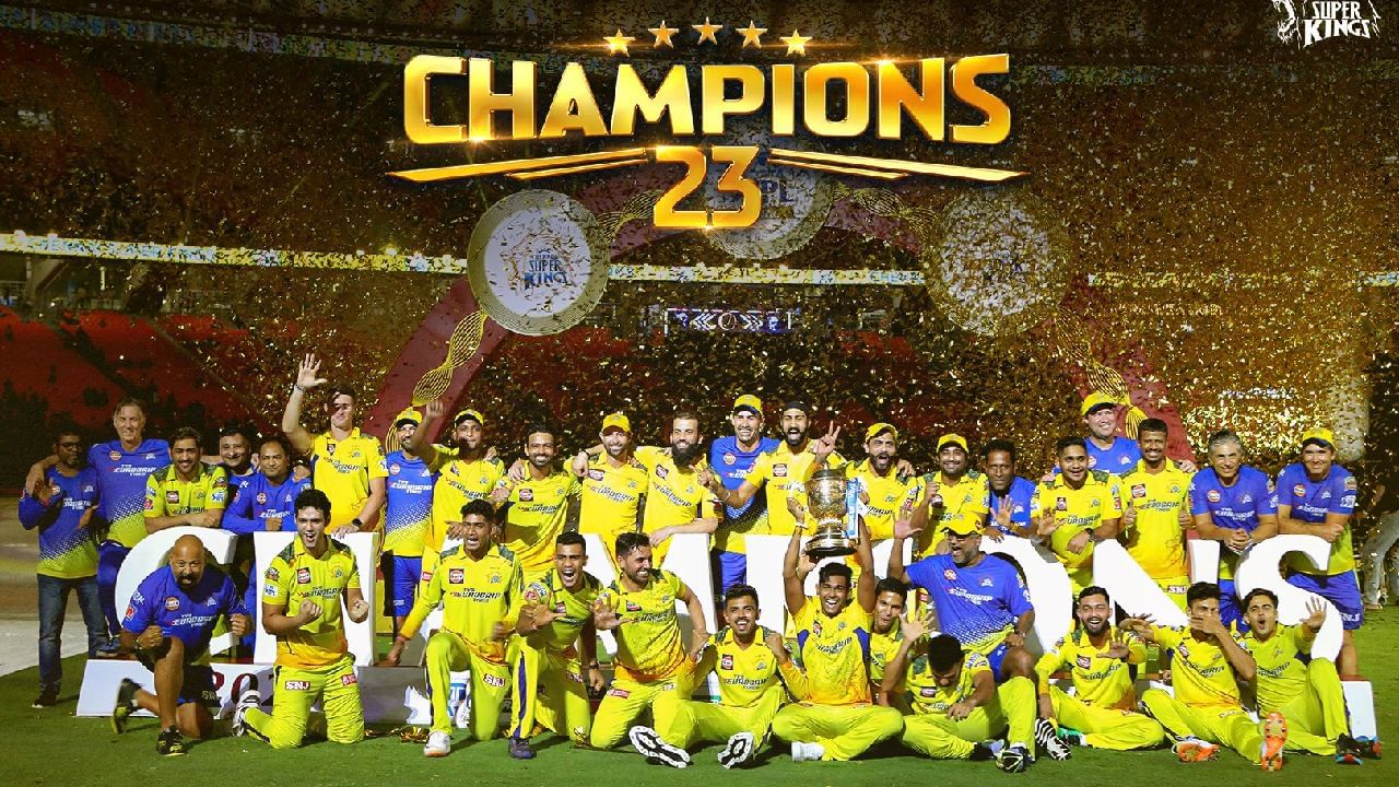 IPL 2023- ಚೆನ್ನೈ ಸೂಪರ್ ಕಿಂಗ್ಸ್: ಕಳೆದ ಸೀಸನ್ ಐಪಿಎಲ್​ನಲ್ಲಿ ಗುಜರಾತ್ ಟೈಟಾನ್ಸ್ ತಂಡವನ್ನು ಮಣಿಸಿ ಚೆನ್ನೈ ಸೂಪರ್ ಕಿಂಗ್ಸ್ ತಂಡ 5ನೇ ಬಾರಿ ಚಾಂಪಿಯನ್ ಪಟ್ಟ ಅಲಂಕರಿಸಿತ್ತು. ಈ ಪಂದ್ಯದಲ್ಲಿ ಮೊದಲು ಬ್ಯಾಟ್ ಮಾಡಿದ ಗುಜರಾತ್ ಟೈಟಾನ್ಸ್ 20 ಓವರ್​ಗಳಲ್ಲಿ 214 ರನ್​ ಕಲೆಹಾಕಿತು. ಆದರೆ ದ್ವಿತೀಯ ಇನಿಂಗ್ಸ್ ವೇಳೆ ಮಳೆ ಬಂದಿದ್ದರಿಂದ ಡಕ್​ವರ್ತ್ ಲೂಯಿಸ್ ನಿಯಮದ ಪ್ರಕಾರ ಚೆನ್ನೈ ಸೂಪರ್ ಕಿಂಗ್ಸ್ ತಂಡಕ್ಕೆ 15 ಓವರ್​ಗಳಲ್ಲಿ 171 ರನ್​ಗಳ ಟಾರ್ಗೆಟ್ ನೀಡಲಾಯಿತು. ಈ ಗುರಿಯನ್ನು ಚೇಸ್ ಮಾಡುವ ಮೂಲಕ ಸಿಎಸ್​ಕೆ ತಂಡ 5 ವಿಕೆಟ್​ಗಳ ಜಯ ಸಾಧಿಸಿತು.