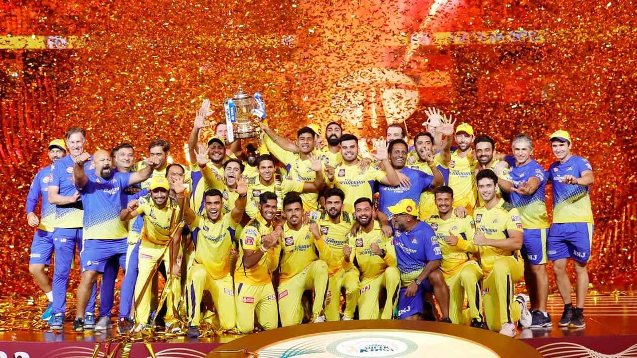 IPL 2023: ಗುಜರಾತ್ ಟೈಟಾನ್ಸ್ ತಂಡವನ್ನು ಸೋಲುಣಿಸಿ 16ನೇ ಆವೃತ್ತಿಯ ಐಪಿಎಲ್ನಲ್ಲಿ ಚೆನ್ನೈ ಸೂಪರ್ ಕಿಂಗ್ಸ್ ತಂಡ ಚಾಂಪಿಯನ್ ಪಟ್ಟ ಅಲಂಕರಿಸಿದೆ. ಇದರೊಂದಿಗೆ ರಂಗೀನ್ ಟೂರ್ನಿ ಕೂಡ ಮುಕ್ತಾಯಗೊಂಡಿದೆ.
