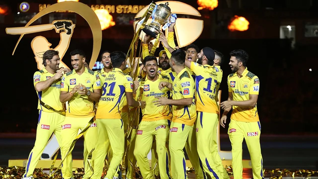 IPL 2023 CSK vs GT: ಐಪಿಎಲ್​ನ 16ನೇ ಆವೃತ್ತಿಯ ಫೈನಲ್ ಪಂದ್ಯದಲ್ಲಿ ಗುಜರಾತ್ ಟೈಟಾನ್ಸ್ ವಿರುದ್ಧ ರೋಚಕ ಗೆಲುವು ದಾಖಲಿಸಿ ಚೆನ್ನೈ ಸೂಪರ್ ಕಿಂಗ್ಸ್ ಚಾಂಪಿಯನ್ ಪಟ್ಟ ಅಲಂಕರಿಸಿದೆ. ಈ ಮೂಲಕ ಐದನೇ ಬಾರಿ ಐಪಿಎಲ್ ಟ್ರೋಫಿ ಗೆದ್ದ ಹೆಗ್ಗಳಿಕೆಗೆ ಸಿಎಸ್​ಕೆ ಪಾತ್ರವಾಗಿದೆ.