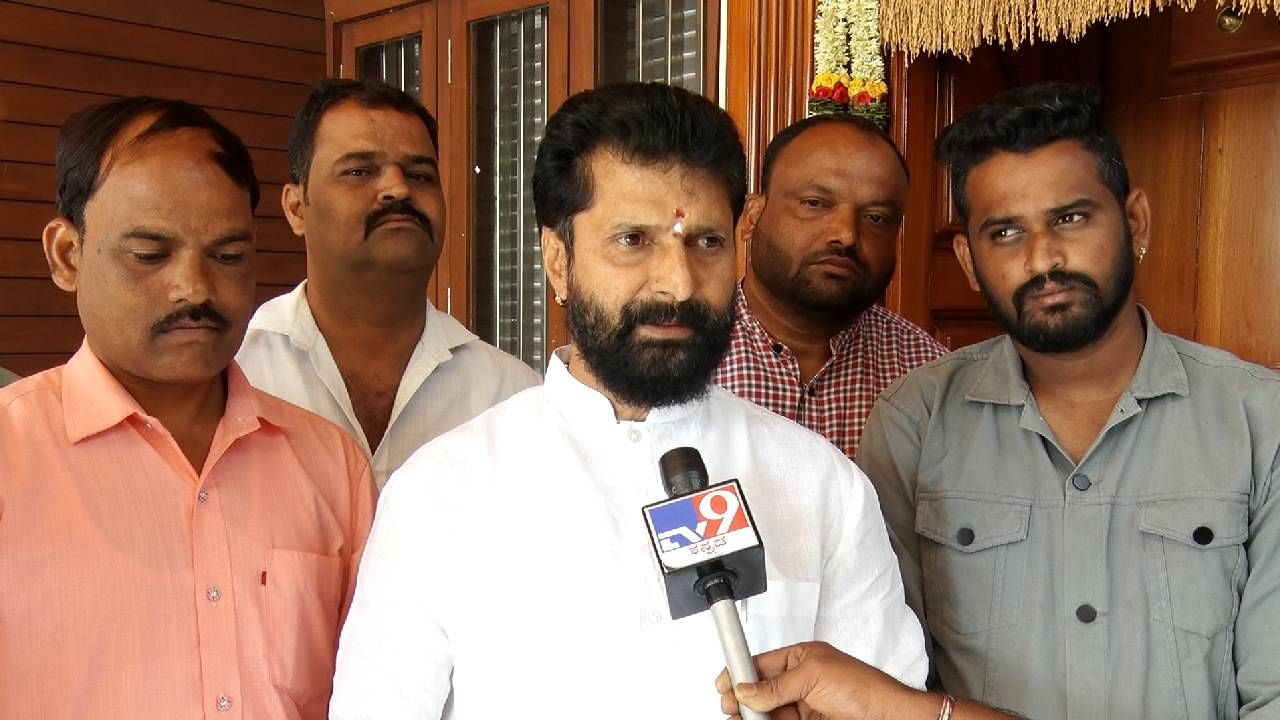 ಕೈಯಲ್ಲಿ ಗುಂಡು-ತುಂಡು, ಸಿಗರೇಟ್ ಇದ್ದರೆ ಮಾತ್ರ ಬುದ್ದಿಜೀವಿಗಳಾ? ಪಠ್ಯ ಪರಿಷ್ಕರಣೆ ವಿರುದ್ಧ ಸಿಟಿ ರವಿ ವಾಕ್ಪ್ರಹಾರ ಕೈಯಲ್ಲಿ ಗುಂಡು-ತುಂಡು, ಸಿಗರೇಟ್ ಇದ್ದರೆ ಮಾತ್ರ ಬುದ್ದಿಜೀವಿಗಳಾ? ಪಠ್ಯ ಪರಿಷ್ಕರಣೆ ವಿರುದ್ಧ ಸಿಟಿ ರವಿ ವಾಕ್ಪ್ರಹಾರ