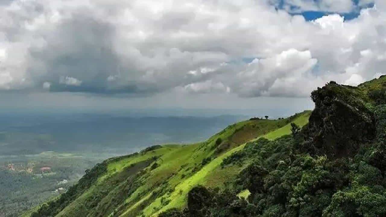 ಈ ಮಳೆಗಾಲದಲ್ಲಿ ನೀವು ನೋಡಲೇಬೇಕಾದ ಚಿಕ್ಕಮಗಳೂರಿನ ಅದ್ಭುತ ತಾಣಗಳು ಈ ಮಳೆಗಾಲದಲ್ಲಿ ನೀವು ನೋಡಲೇಬೇಕಾದ ಚಿಕ್ಕಮಗಳೂರಿನ ಅದ್ಭುತ ತಾಣಗಳು