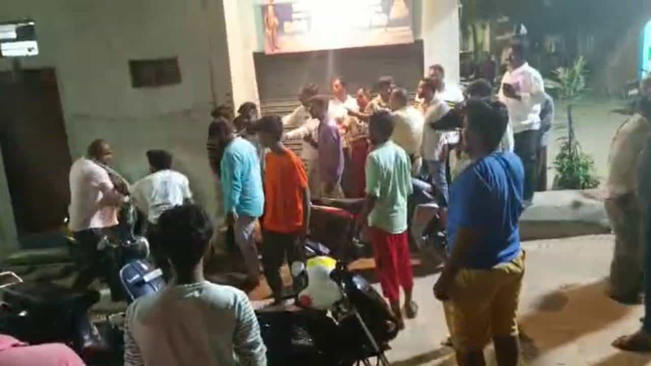 ಬೆಂಗಳೂರಲ್ಲಿ ಬಿಜೆಪಿ, ಕಾಂಗ್ರೆಸ್ ಕಾರ್ಯಕರ್ತರ ನಡುವೆ ಗಲಾಟೆ: ನಾಲ್ವರಿಗೆ ಗಾಯ ಬೆಂಗಳೂರಲ್ಲಿ ಬಿಜೆಪಿ, ಕಾಂಗ್ರೆಸ್ ಕಾರ್ಯಕರ್ತರ ನಡುವೆ ಗಲಾಟೆ: ನಾಲ್ವರಿಗೆ ಗಾಯ