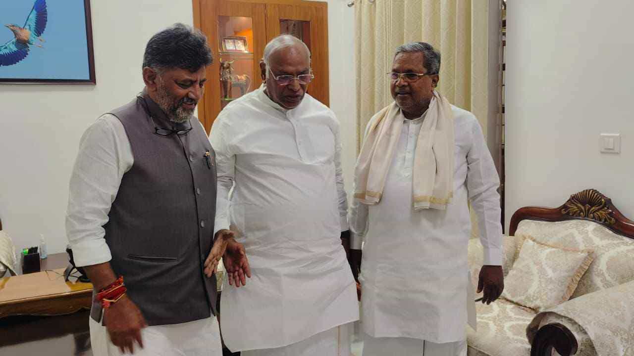 ಸಚಿವ ಸಂಪುಟ ವಿಸ್ತರಣೆಗೆ ಕಸರತ್ತು: ತಲಾ ಒಂದೊಂದು ಪಟ್ಟಿ ಹಿಡಿದು ಇಂದು ಸಿಎಂ, ಡಿಸಿಎಂ ದಿಲ್ಲಿಗೆ, ಸಂಭವನೀಯ ಪಟ್ಟಿ ಇಲ್ಲಿದೆ ಸಚಿವ ಸಂಪುಟ ವಿಸ್ತರಣೆಗೆ ಕಸರತ್ತು: ತಲಾ ಒಂದೊಂದು ಪಟ್ಟಿ ಹಿಡಿದು ಇಂದು ಸಿಎಂ, ಡಿಸಿಎಂ ದಿಲ್ಲಿಗೆ, ಸಂಭವನೀಯ ಪಟ್ಟಿ ಇಲ್ಲಿದೆ