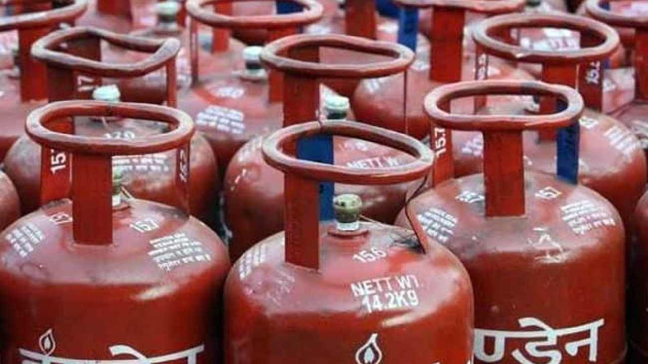 LPG Cylinder Price: ಗ್ರಾಹಕರಿಗೆ ಗುಡ್​ ನ್ಯೂಸ್, ವಾಣಿಜ್ಯ ಬಳಕೆಯ ಎಲ್​ಪಿಜಿ​ ಸಿಲಿಂಡರ್​ ಬೆಲೆಯಲ್ಲಿ ಭಾರಿ ಇಳಿಕೆ