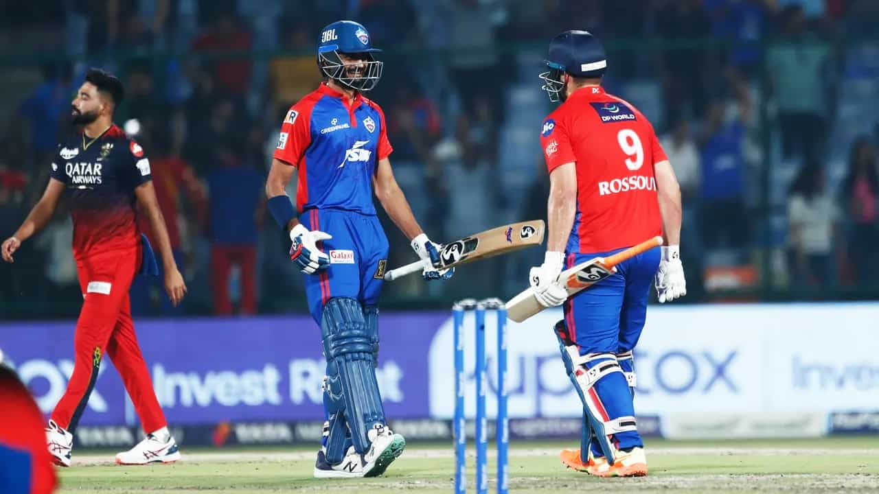 IPL 2023: ಐಪಿಎಲ್ನ 50ನೇ ಪಂದ್ಯದಲ್ಲಿ ಆರ್ಸಿಬಿ ತಂಡವು ಡೆಲ್ಲಿ ಕ್ಯಾಪಿಟಲ್ಸ್ ವಿರುದ್ಧ 7 ವಿಕೆಟ್ಗಳ ಹೀನಾಯ ಸೋಲನುಭವಿಸಿತ್ತು. ಈ ಪಂದ್ಯದಲ್ಲಿ ಆರ್ಸಿಬಿ ಸೋಲಿಗೆ ವಿಕೆಟ್ ಕೀಪರ್ ಮಾಡಿದ ತಪ್ಪೊಂದು ಮುಖ್ಯ ಕಾರಣ ಎಂದರೆ ತಪ್ಪಾಗಲಾರದು.