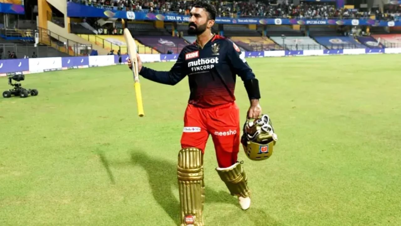 IPL 2023 RCB vs GT: ಬೆಂಗಳೂರಿನ ಚಿನ್ನಸ್ವಾಮಿ ಸ್ಟೇಡಿಯಂನಲ್ಲಿ ನಡೆದ ಗುಜರಾತ್ ಟೈಟಾನ್ಸ್ ವಿರುದ್ಧದ ಪಂದ್ಯದಲ್ಲಿ ಶೂನ್ಯಕ್ಕೆ ಔಟಾಗುವ ಮೂಲಕ ದಿನೇಶ್ ಕಾರ್ತಿಕ್ ಅನಗತ್ಯ ದಾಖಲೆಯನ್ನು ತಮ್ಮದಾಗಿಸಿಕೊಂಡಿದ್ದಾರೆ.