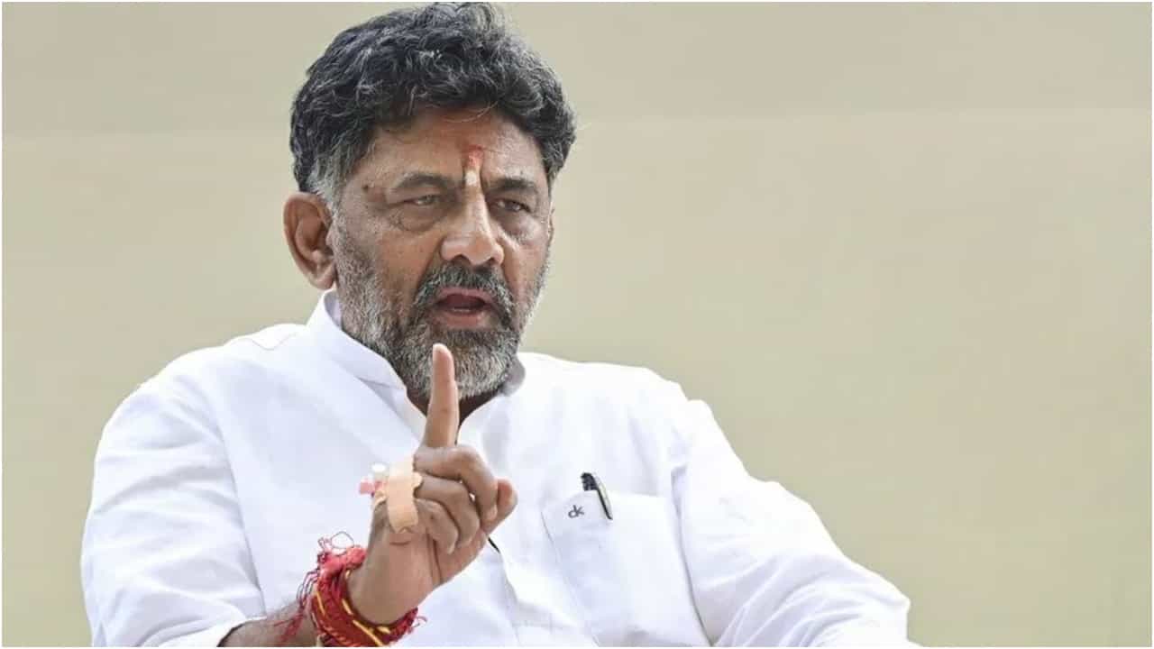 ಪೊಲೀಸ್ ಇಲಾಖೆಯನ್ನು ಕೇಸರಿಕರಣ ಮಾಡಲು ಹೊರಟಿದ್ದೀರಾ? ಪೊಲೀಸ್ ಅಧಿಕಾರಿಗಳನ್ನು ತರಾಟೆ ತೆಗೆದುಕೊಂಡ ಡಿಕೆ ಶಿವಕುಮಾರ್ ಪೊಲೀಸ್ ಇಲಾಖೆಯನ್ನು ಕೇಸರಿಕರಣ ಮಾಡಲು ಹೊರಟಿದ್ದೀರಾ? ಪೊಲೀಸ್ ಅಧಿಕಾರಿಗಳನ್ನು ತರಾಟೆ ತೆಗೆದುಕೊಂಡ ಡಿಕೆ ಶಿವಕುಮಾರ್