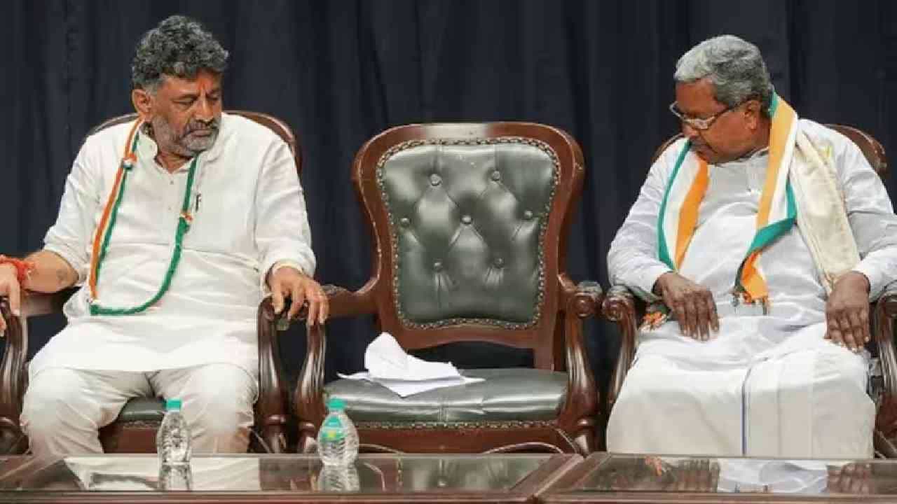 Karnataka CM Race: ತಾರಕಕ್ಕೇರಿದ ಸಿದ್ದರಾಮಯ್ಯ-ಡಿಕೆ ಶಿವಕುಮಾರ್ ಬೆಂಬಲಿಗರ ಜಟಾಪಟಿ, ಮುಸಿಮುಸಿ ನಗುತ್ತಿರುವ ಬಿಜೆಪಿ ಕಾರ್ಯಕರ್ತರು Karnataka CM Race: ತಾರಕಕ್ಕೇರಿದ ಸಿದ್ದರಾಮಯ್ಯ-ಡಿಕೆ ಶಿವಕುಮಾರ್ ಬೆಂಬಲಿಗರ ಜಟಾಪಟಿ, ಮುಸಿಮುಸಿ ನಗುತ್ತಿರುವ ಬಿಜೆಪಿ ಕಾರ್ಯಕರ್ತರು