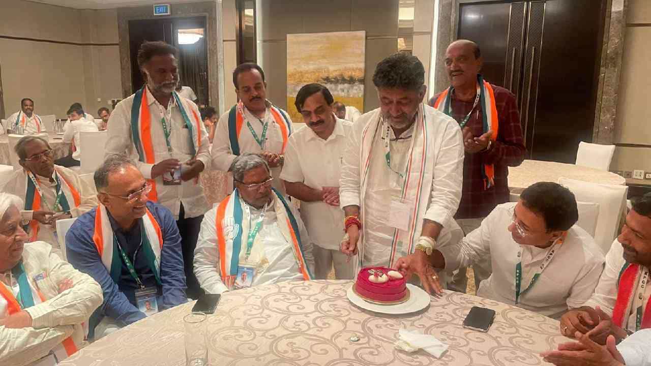ಮುಖ್ಯಮಂತ್ರಿ ಸ್ಥಾನದ ಜಟಾಪಟಿ ಮಧ್ಯೆಯೂ 63ನೇ ವಸಂತಕ್ಕೆ ಕಾಲಿಟ್ಟ ಕೆಪಿಸಿಸಿ ಅಧ್ಯಕ್ಷ ಡಿ.ಕೆ.ಶಿವಕುಮಾರ್ ಹುಟ್ಟುಹಬ್ಬವನ್ನು ಆಚರಿಸಲಾಯಿತು.