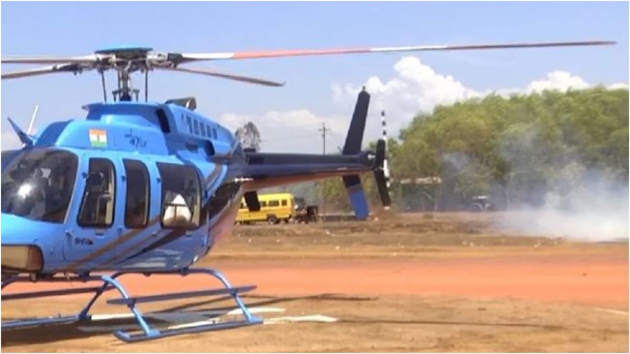 Honnavar: ಡಿಕೆ ಶಿವಕುಮಾರ್ ಹೆಲಿಕಾಪ್ಟರ್ ಲ್ಯಾಂಡ್ ಆಗುತ್ತಿದ್ದಾಗ ಹೆಲಿಪ್ಯಾಡ್ನಲ್ಲಿ ಬೆಂಕಿ; ತಪ್ಪಿದ ದುರಂತ Honnavar: ಡಿಕೆ ಶಿವಕುಮಾರ್ ಹೆಲಿಕಾಪ್ಟರ್ ಲ್ಯಾಂಡ್ ಆಗುತ್ತಿದ್ದಾಗ ಹೆಲಿಪ್ಯಾಡ್ನಲ್ಲಿ ಬೆಂಕಿ; ತಪ್ಪಿದ ದುರಂತ