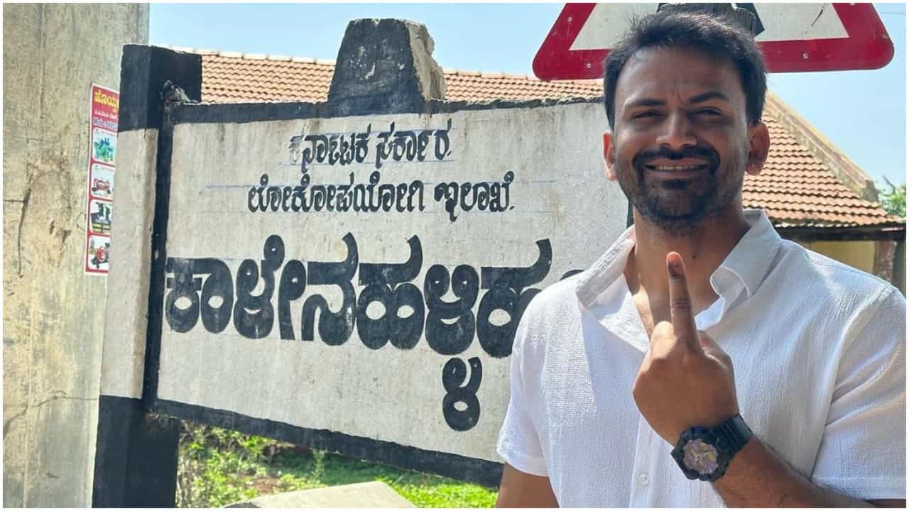 ಕರ್ನಾಟಕ ವಿಧಾನಸಭಾ ಚುನಾವಣೆಗೆ ರಾಜ್ಯಾದ್ಯಂತ ಮತದಾನ ಪ್ರಕ್ರಿಯೆ ನಡೆಯುತ್ತಿದೆ. ಬೆಳಗ್ಗೆಯೇ ಅನೇಕ ಸೆಲೆಬ್ರಿಟಿಗಳು ವೋಟ್ ಮಾಡಿದ್ದಾರೆ. ನಟ ಡಾಲಿ ಧನಂಜಯ್ ಕೂಡ ಮತ ಚಲಾಯಿಸಿದ್ದಾರೆ.