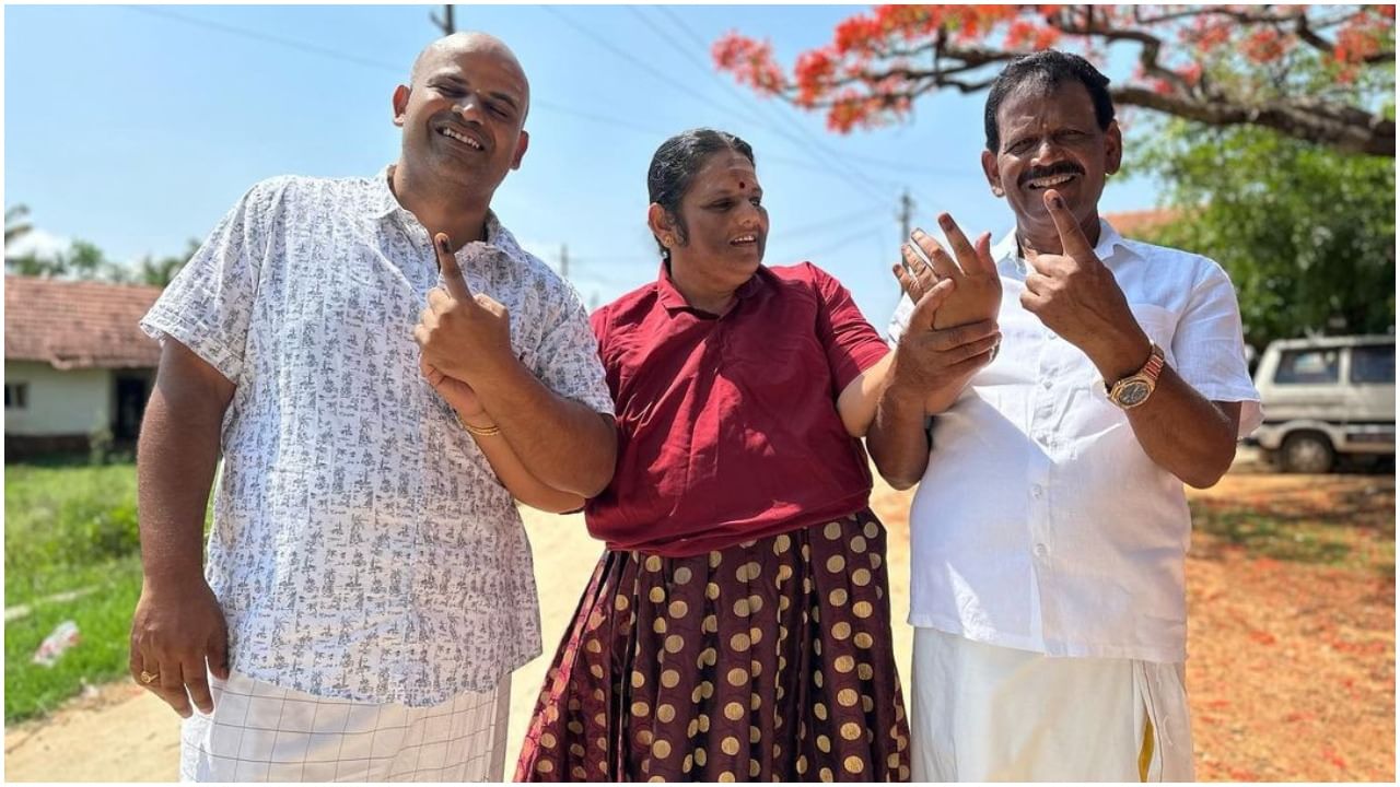 ‘ನಾವೆಲ್ಲ ವೋಟ್​ ಮಾಡಿದ್ವಿ. ನೀವೂ ವೋಟ್​ ಮಾಡಿ. ವೋಟ್​ ಮಾಡುವವರೇ ಡೇರ್​ ಡೆವಿಲ್​’ ಎಂದು ಡಾಲಿ ಧನಂಜಯ್​ ಅವರು ಕ್ಯಾಪ್ಷನ್​ ನೀಡುವ ಮೂಲಕ ಮತದಾನದ ಬಗ್ಗೆ ಜಾಗೃತಿ ಮೂಡಿಸಿದ್ದಾರೆ.