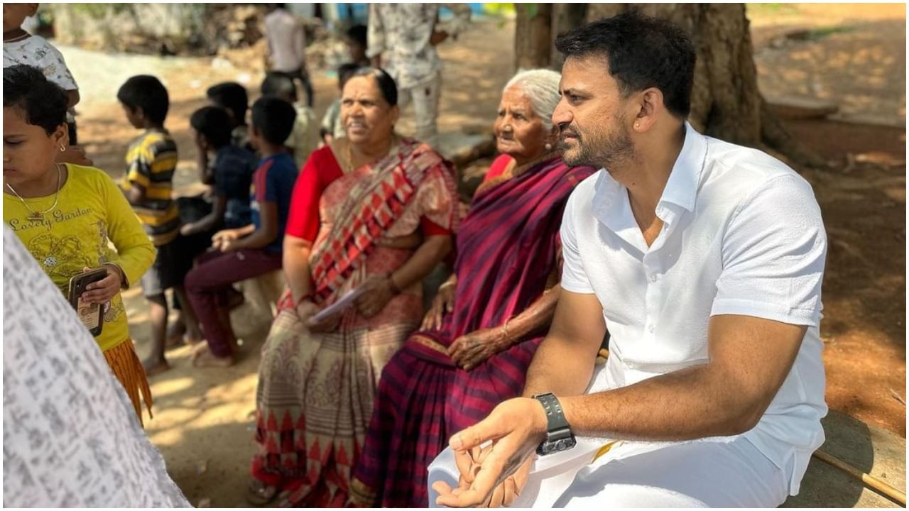 ಅರಸಿಕೇರಿಯ ಕಾಳೇನಹಳ್ಳಿಯಲ್ಲಿ ಧನಂಜಯ್ ಅವರು ಮತದಾನ ಮಾಡಿದ್ದಾರೆ. ತಮ್ಮ ಜೊತೆ ಇಡೀ ಕುಟುಂಬದವರನ್ನು ಅವರು ಮತಗಟ್ಟೆಗೆ ಕರೆತಂದಿದ್ದಾರೆ. ಆ ಮೂಲಕ ಎಲ್ಲರಿಗೂ ಅವರು ಸ್ಫೂರ್ತಿ ಆಗಿದ್ದಾರೆ.