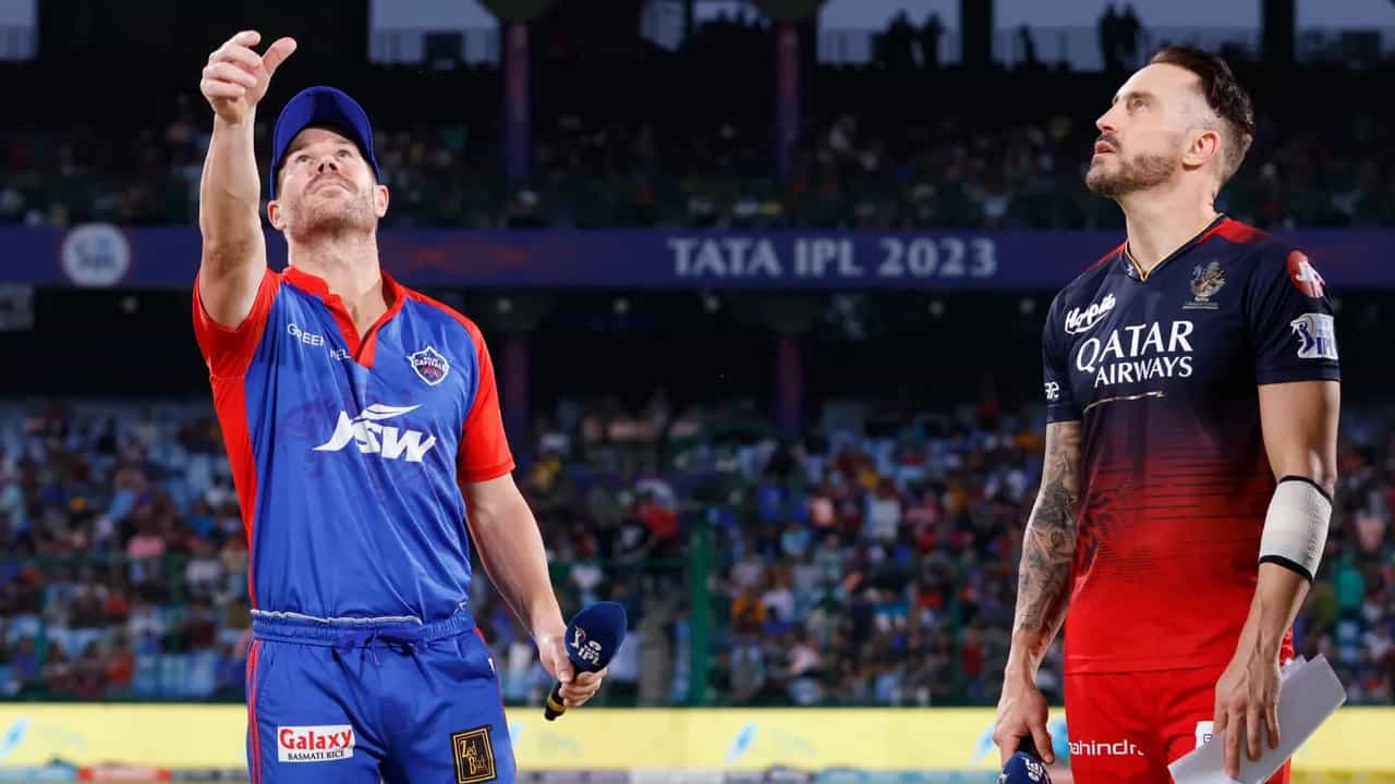 IPL 2023 DC vs RCB: ಐಪಿಎಲ್ನ 50ನೇ ಪಂದ್ಯದಲ್ಲಿ ಆರ್ಸಿಬಿ ವೇಗಿ ಮೊಹಮ್ಮದ್ ಸಿರಾಜ್ ಹಾಗೂ ಡೆಲ್ಲಿ ಕ್ಯಾಪಿಟಲ್ಸ್ ಬ್ಯಾಟರ್ ಫಿಲ್ ಸಾಲ್ಟ್ ನಡುವೆ ಮಾತಿನ ಚಕಮಕಿ ನಡೆದಿದೆ. ಈ ಪಂದ್ಯದಲ್ಲಿ ಟಾಸ್ ಗೆದ್ದ ಆರ್ಸಿಬಿ ಮೊದಲು ಬ್ಯಾಟಿಂಗ್ ಮಾಡಿತ್ತು.