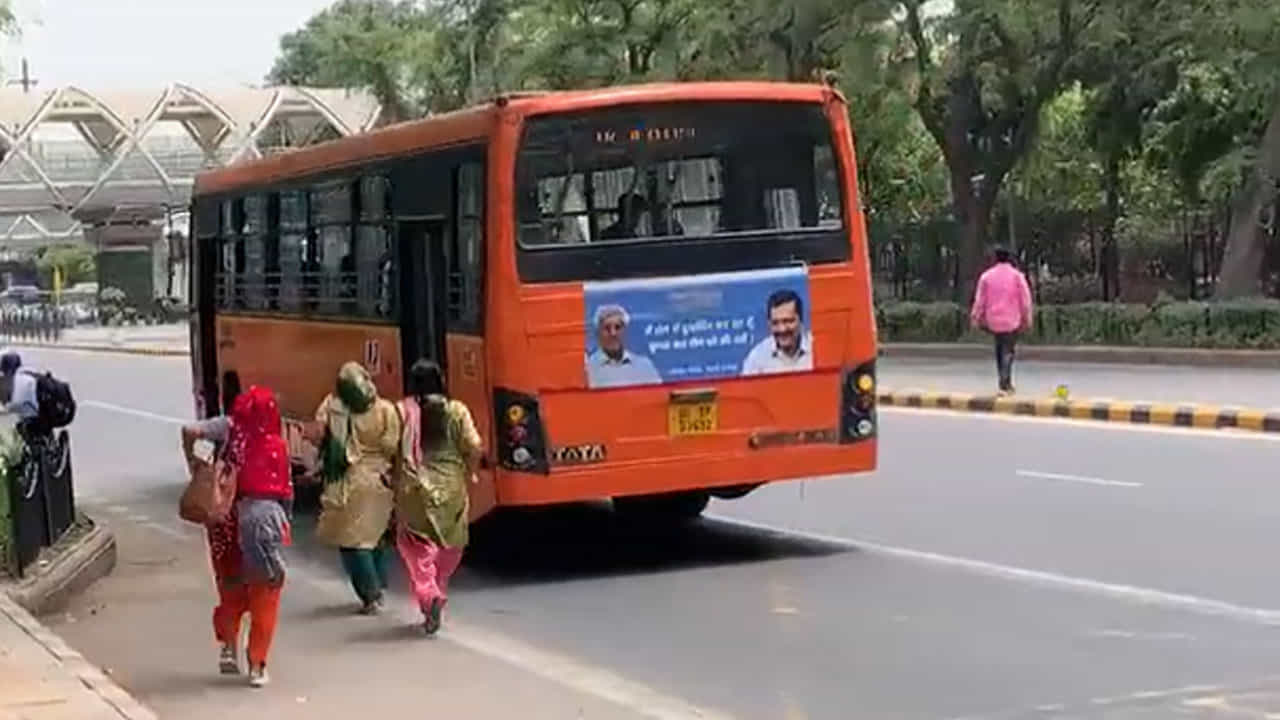 ದೆಹಲಿಯಲ್ಲಿ ಮಹಿಳಾ ಪ್ರಯಾಣಿಕರಿಗೆ ಪ್ರಯಾಣ ಉಚಿತ; ಮಹಿಳೆಯರನ್ನು ಕಂಡರೆ ಡಿಟಿಎಸ್ ಬಸ್ ನಿಲ್ಲಿಸುತ್ತಿಲ್ಲವಂತೆ ದೆಹಲಿಯಲ್ಲಿ ಮಹಿಳಾ ಪ್ರಯಾಣಿಕರಿಗೆ ಪ್ರಯಾಣ ಉಚಿತ; ಮಹಿಳೆಯರನ್ನು ಕಂಡರೆ ಡಿಟಿಎಸ್ ಬಸ್ ನಿಲ್ಲಿಸುತ್ತಿಲ್ಲವಂತೆ