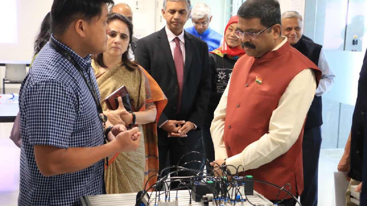 Dharmendra Pradhan In Singapore: ಸಚಿವ ಧರ್ಮೇಂದ್ರ ಪ್ರಧಾನ್ ಸಿಂಗಾಪುರಕ್ಕೆ ಭೇಟಿ, ಶಿಕ್ಷಣ ಮತ್ತು ಕೌಶಲ್ಯ ಅಭಿವೃದ್ಧಿಯ ವಿವಿಧ ಅಂಶಗಳ ಅರಿಯುವ ಒಂದು ಪ್ರಯತ್ನ