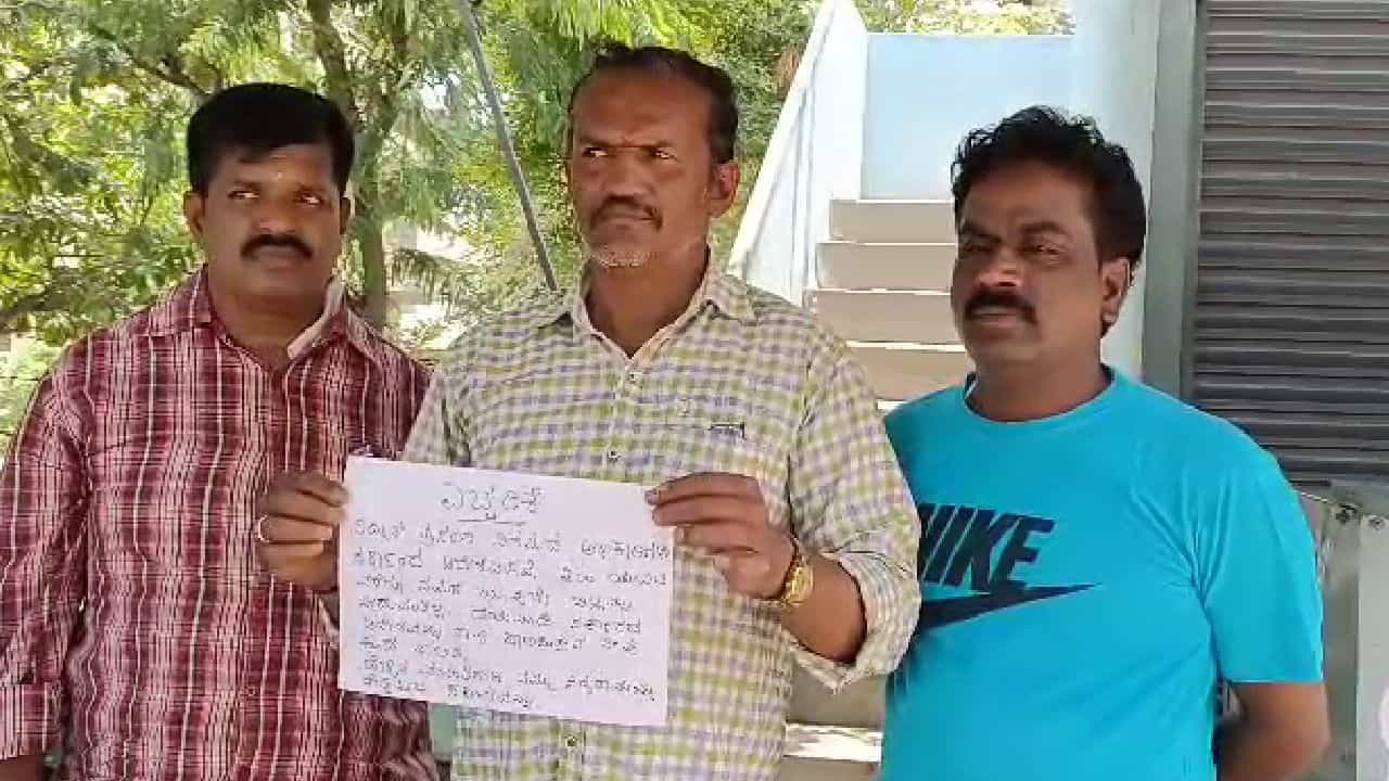 ಮಂಡ್ಯದ ಹೊಸಹಳ್ಳಿಯಲ್ಲೂ ಕರೆಂಟ್ ಬಿಲ್ ಕಟ್ಟಲ್ಲ ಎಂದು ಬಿಗಿಪಟ್ಟು ಮಂಡ್ಯದ ಹೊಸಹಳ್ಳಿಯಲ್ಲೂ ಕರೆಂಟ್ ಬಿಲ್ ಕಟ್ಟಲ್ಲ ಎಂದು ಬಿಗಿಪಟ್ಟು