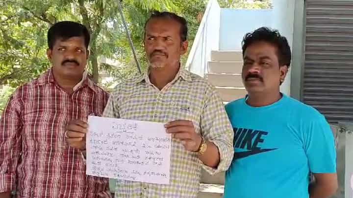 ಮಂಡ್ಯದ ಹೊಸಹಳ್ಳಿಯಲ್ಲೂ ಕರೆಂಟ್ ಬಿಲ್ ಕಟ್ಟಲ್ಲ ಎಂದು ಬಿಗಿಪಟ್ಟು ಮಂಡ್ಯದ ಹೊಸಹಳ್ಳಿಯಲ್ಲೂ ಕರೆಂಟ್ ಬಿಲ್ ಕಟ್ಟಲ್ಲ ಎಂದು ಬಿಗಿಪಟ್ಟು