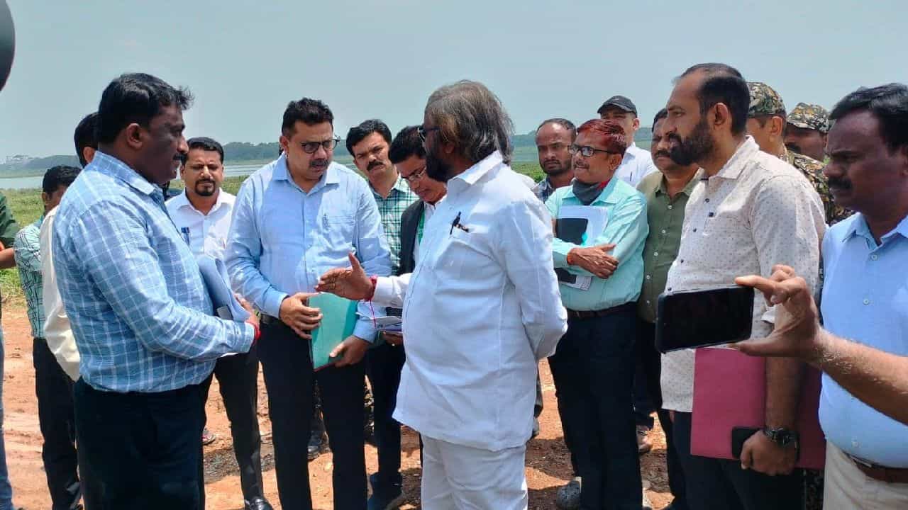 Bellandur Lake: ಬೆಳ್ಳಂದೂರು ಕೆರೆಗೆ ಭೇಟಿ ನೀಡಿ ಅಧಿಕಾರಿಗಳಿಗೆ ತರಾಟೆಗೆ ತೆಗೆದುಕೊಂಡ ಸಚಿವ ಈಶ್ವರ್ ಖಂಡ್ರೆ Bellandur Lake: ಬೆಳ್ಳಂದೂರು ಕೆರೆಗೆ ಭೇಟಿ ನೀಡಿ ಅಧಿಕಾರಿಗಳಿಗೆ ತರಾಟೆಗೆ ತೆಗೆದುಕೊಂಡ ಸಚಿವ ಈಶ್ವರ್ ಖಂಡ್ರೆ