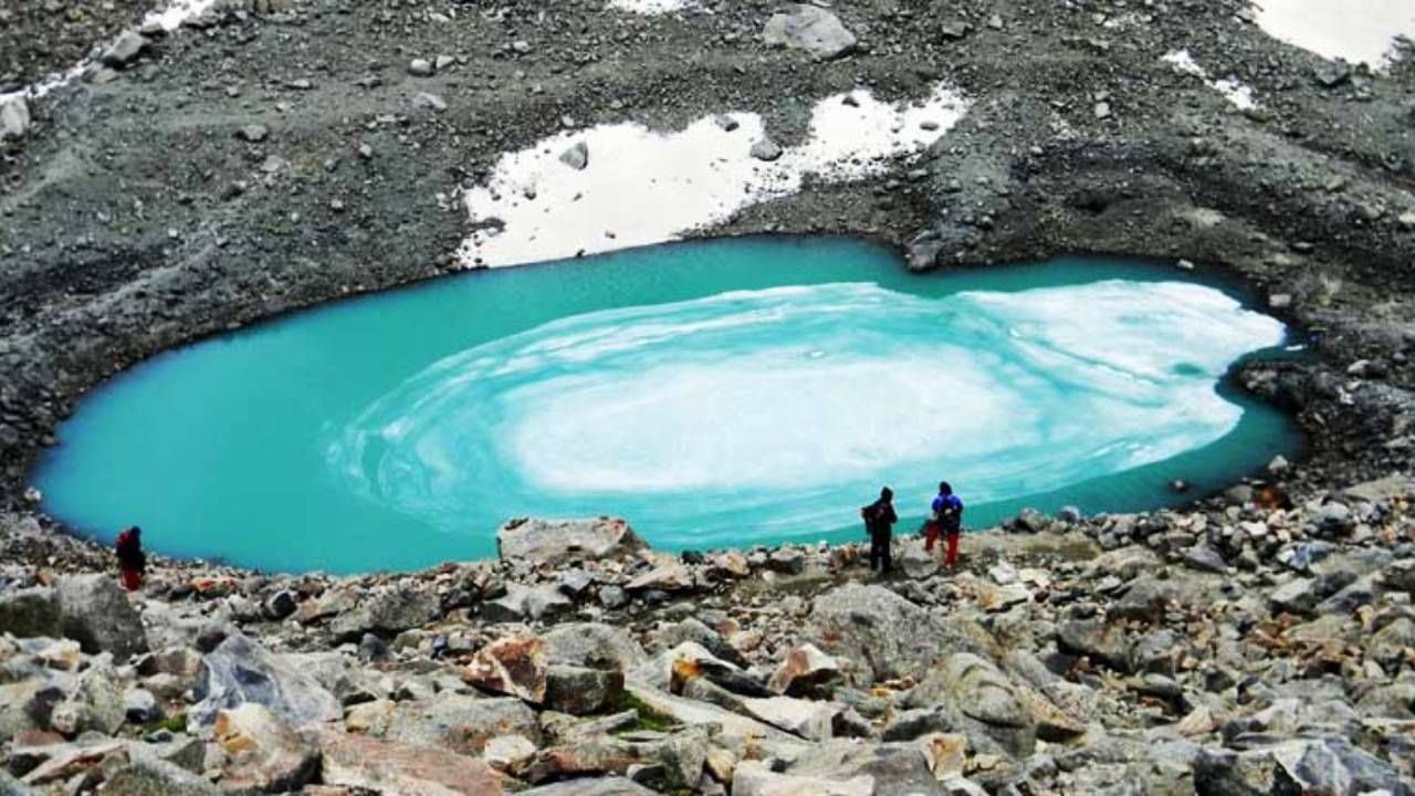 ಗೌರಿಕುಂಡ್(Gaurikund): ಇದು ಸಮುದ್ರ ಮಟ್ಟದಿಂದ 2040 ಮೀಟರ್ ಎತ್ತರದಲ್ಲಿದೆ ಮತ್ತು ಮಂದಾಕಿನಿ ನದಿಯ ದಡದಲ್ಲಿದೆ. ಕೇದಾರನಾಥಕ್ಕೆ ಚಾರಣ ಮಾಡುವಾಗ, ಗೌರಿಕುಂಡ್ ಸಮುದ್ರ ಮಟ್ಟದಿಂದ ಸುಮಾರು 2000 ಮೀಟರ್‌ಗಳಷ್ಟು ಎತ್ತರದಲ್ಲಿದೆ. ಇತ್ತೀಚಿನ ಭೂಕಂಪದ ನಂತರ ನಾಶವಾದ ಈ ಗ್ರಾಮದಲ್ಲಿ ನೈಸರ್ಗಿಕ ಉಷ್ಣ ಬುಗ್ಗೆಯಿಂದಾಗಿ ಗೌರಿಕುಂಡ್ ಜನಪ್ರಿಯವಾಗಿದೆ. 