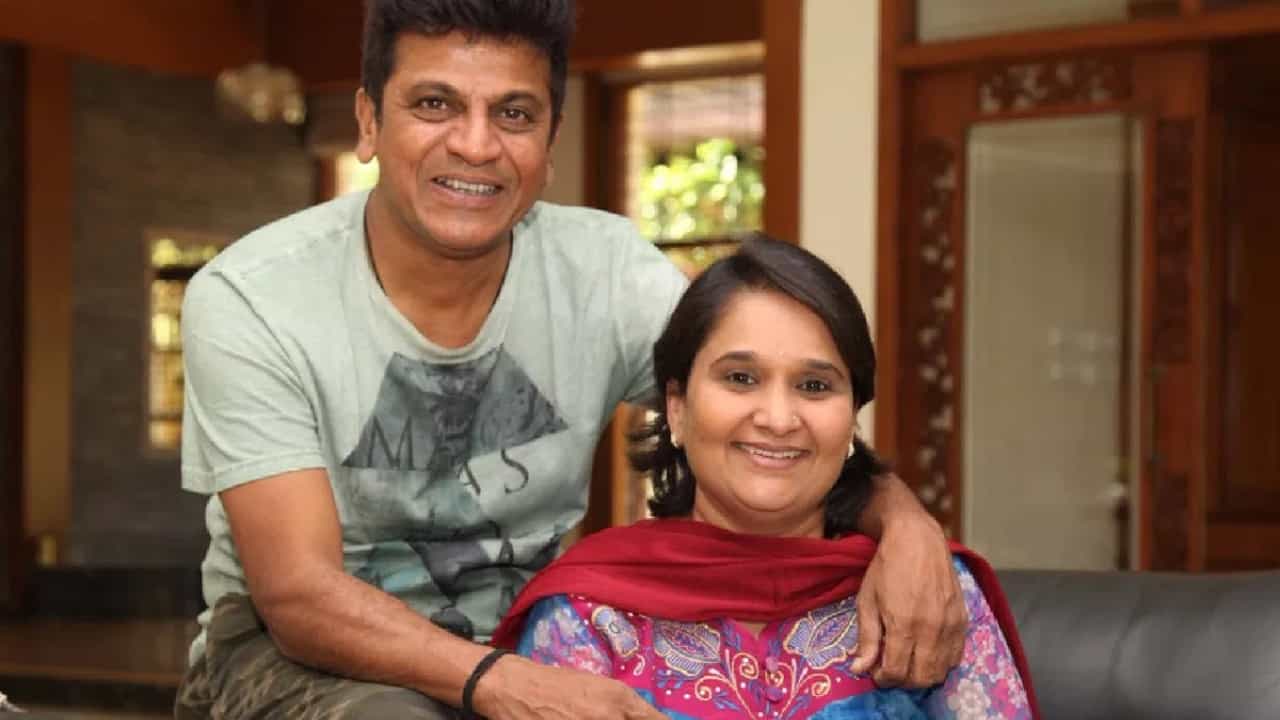 ದುಸ್ಥಿತಿಯಲ್ಲಿದ್ದ ಶಾಲೆ ದತ್ತು ಪಡೆದ ಶಿವರಾಜ್ ಕುಮಾರ್ ದಂಪತಿ ದುಸ್ಥಿತಿಯಲ್ಲಿದ್ದ ಶಾಲೆ ದತ್ತು ಪಡೆದ ಶಿವರಾಜ್ ಕುಮಾರ್ ದಂಪತಿ
