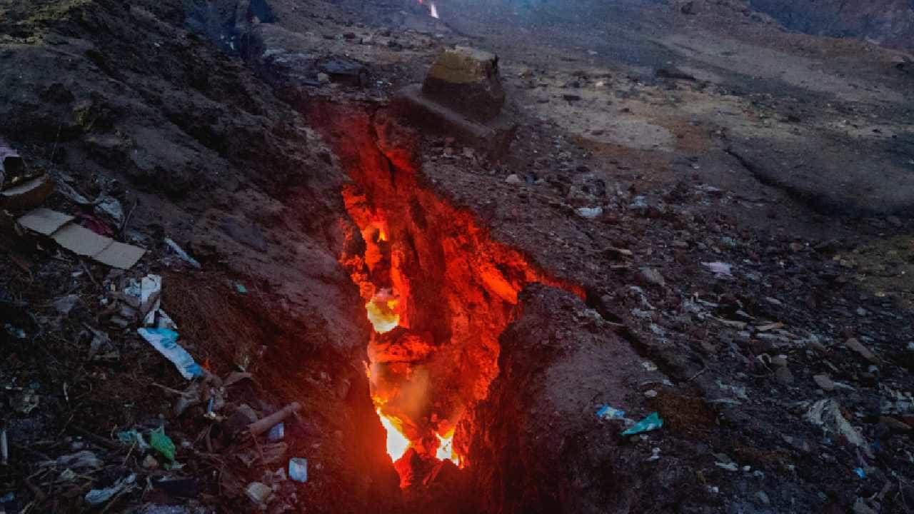 Peru Gold Mine Tragedy: ಧಗ ಧಗನೆ ಹೊತ್ತಿ ಉರಿದ ಚಿನ್ನದ ಗಣಿ, 27 ಮಂದಿ ಸಾವು Peru Gold Mine Tragedy: ಧಗ ಧಗನೆ ಹೊತ್ತಿ ಉರಿದ ಚಿನ್ನದ ಗಣಿ, 27 ಮಂದಿ ಸಾವು