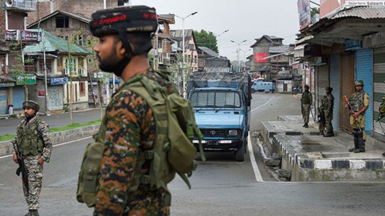 Jammu and Kashmir: ಅಮಿತ್ ಶಾ ಜಮ್ಮು-ಕಾಶ್ಮೀರಕ್ಕೆ ಕಾಲಿಡುವ ಕೆಲ ಗಂಟೆಗಳ ಮೊದಲೇ ನಾಲ್ವರು ಭಯೋತ್ಪಾದಕರ ಎನ್ಕೌಂಟರ್ Jammu and Kashmir: ಅಮಿತ್ ಶಾ ಜಮ್ಮು-ಕಾಶ್ಮೀರಕ್ಕೆ ಕಾಲಿಡುವ ಕೆಲ ಗಂಟೆಗಳ ಮೊದಲೇ ನಾಲ್ವರು ಭಯೋತ್ಪಾದಕರ ಎನ್ಕೌಂಟರ್