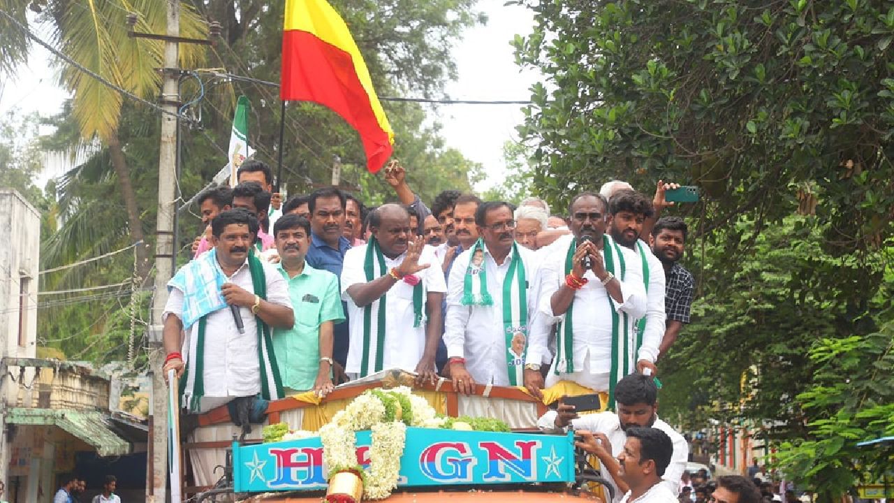 ನಾನು ಸಾಯೋದರೊಳಗೆ ಜೆಡಿಎಸ್ ಪಕ್ಷ ಅಧಿಕಾರಕ್ಕೆ ಬರ್ಬೇಕು, ಬಡ ಜನರ ಕಷ್ಟ ಪರಿಹಾರ ಆಗಬೇಕೆನ್ನುವುದು ಹೆಚ್ಡಿ ದೇವೇಗೌಡರ ಕನಸು -ಹೆಚ್ಡಿ ಕುಮಾರಸ್ವಾಮಿ ನಾನು ಸಾಯೋದರೊಳಗೆ ಜೆಡಿಎಸ್ ಪಕ್ಷ ಅಧಿಕಾರಕ್ಕೆ ಬರ್ಬೇಕು, ಬಡ ಜನರ ಕಷ್ಟ ಪರಿಹಾರ ಆಗಬೇಕೆನ್ನುವುದು ಹೆಚ್ಡಿ ದೇವೇಗೌಡರ ಕನಸು -ಹೆಚ್ಡಿ ಕುಮಾರಸ್ವಾಮಿ