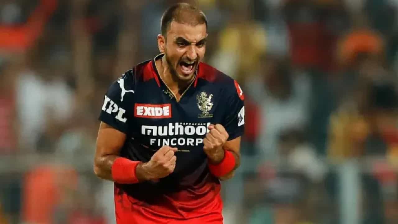IPL 2023: ಹೈದರಾಬಾದ್ನಲ್ಲಿ ನಡೆದ ಐಪಿಎಲ್ನ 65ನೇ ಪಂದ್ಯದಲ್ಲೂ ಆರ್ಸಿಬಿ ವೇಗಿ ಹರ್ಷಲ್ ಪಟೇಲ್ ದುಬಾರಿಯಾಗಿದ್ದಾರೆ. ಸನ್ರೈಸರ್ಸ್ ಹೈದರಾಬಾದ್ ವಿರುದ್ಧದ ಈ ಪಂದ್ಯದಲ್ಲಿ ಟಾಸ್ ಗೆದ್ದ ಆರ್ಸಿಬಿ ನಾಯಕ ಫಾಫ್ ಡುಪ್ಲೆಸಿಸ್ ಬೌಲಿಂಗ್ ಆಯ್ದುಕೊಂಡಿದ್ದರು.
