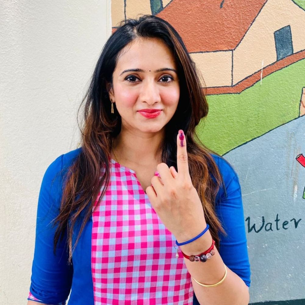 ಹರ್ಷಿಕಾ ಪೂಣಚ್ಚ ಅವರು ಮತ ಹಾಕಿದ್ದಾರೆ. ಈ ಫೋಟೋ ಅವರು ಶೇರ್ ಮಾಡಿಕೊಂಡಿದ್ದಾರೆ. ಜೊತೆಗೆ ಮತದಾನ ಮಾಡುವಂತೆ ಅವರು ಜಾಗೃತಿ ಮೂಡಿಸಿದ್ದಾರೆ.