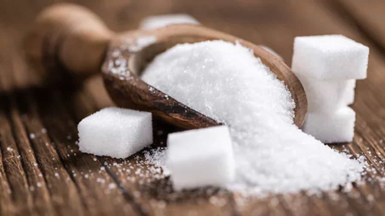 Health Tips: ಸಕ್ಕರೆ ತಿನ್ನುವುದನ್ನು ನಿಲ್ಲಿಸಿದಾಗ ನಿಮ್ಮ ದೇಹಕ್ಕೆ ಏನಾಗುತ್ತದೆ? ತಜ್ಞರು ಹೇಳಿದ್ದೇನು? Health Tips: ಸಕ್ಕರೆ ತಿನ್ನುವುದನ್ನು ನಿಲ್ಲಿಸಿದಾಗ ನಿಮ್ಮ ದೇಹಕ್ಕೆ ಏನಾಗುತ್ತದೆ? ತಜ್ಞರು ಹೇಳಿದ್ದೇನು?