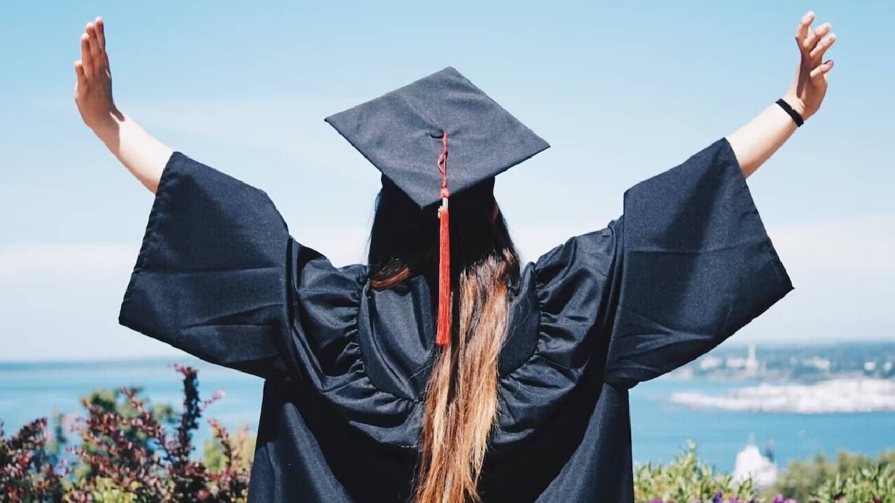 Arts Graduate: ಭಾರತದಲ್ಲಿ ಪದವಿಯ ನಂತರ ಆರ್ಟ್ಸ್ ವಿದ್ಯಾರ್ಥಿ ಸರಾಸರಿ ಎಷ್ಟು ಗಳಿಸಬಹುದು? Arts Graduate: ಭಾರತದಲ್ಲಿ ಪದವಿಯ ನಂತರ ಆರ್ಟ್ಸ್ ವಿದ್ಯಾರ್ಥಿ ಸರಾಸರಿ ಎಷ್ಟು ಗಳಿಸಬಹುದು?