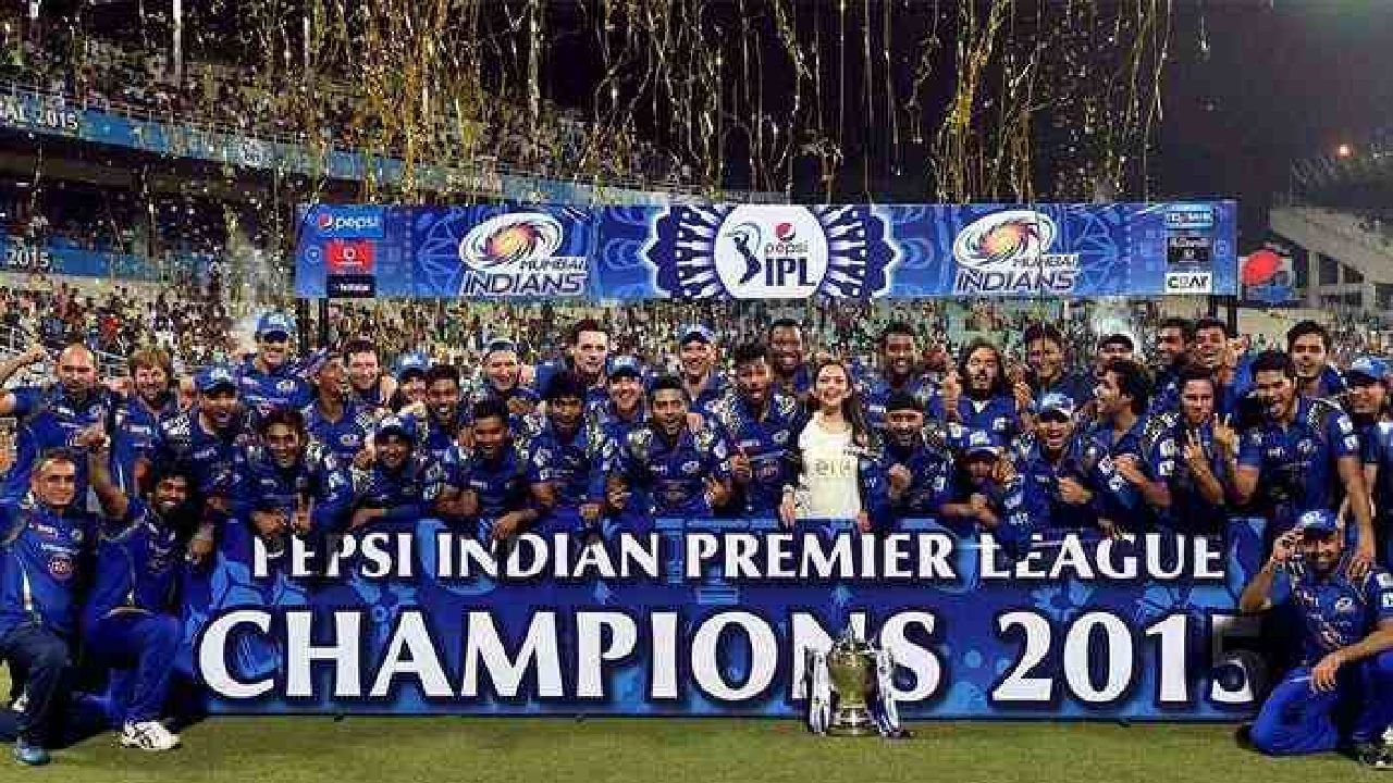 IPL 2015-ಮುಂಬೈ ಇಂಡಿಯನ್ಸ್: 2015 ರ ಫೈನಲ್​ನಲ್ಲಿ ಚೆನ್ನೈ ಸೂಪರ್ ಕಿಂಗ್ಸ್ ವಿರುದ್ದ 41 ರನ್​ಗಳ ಭರ್ಜರಿ ಜಯ ಸಾಧಿಸುವ ಮೂಲಕ ಮುಂಬೈ ಇಂಡಿಯನ್ಸ್ ಚಾಂಪಿಯನ್ ಪಟ್ಟ ಅಲಂಕರಿಸಿತ್ತು.