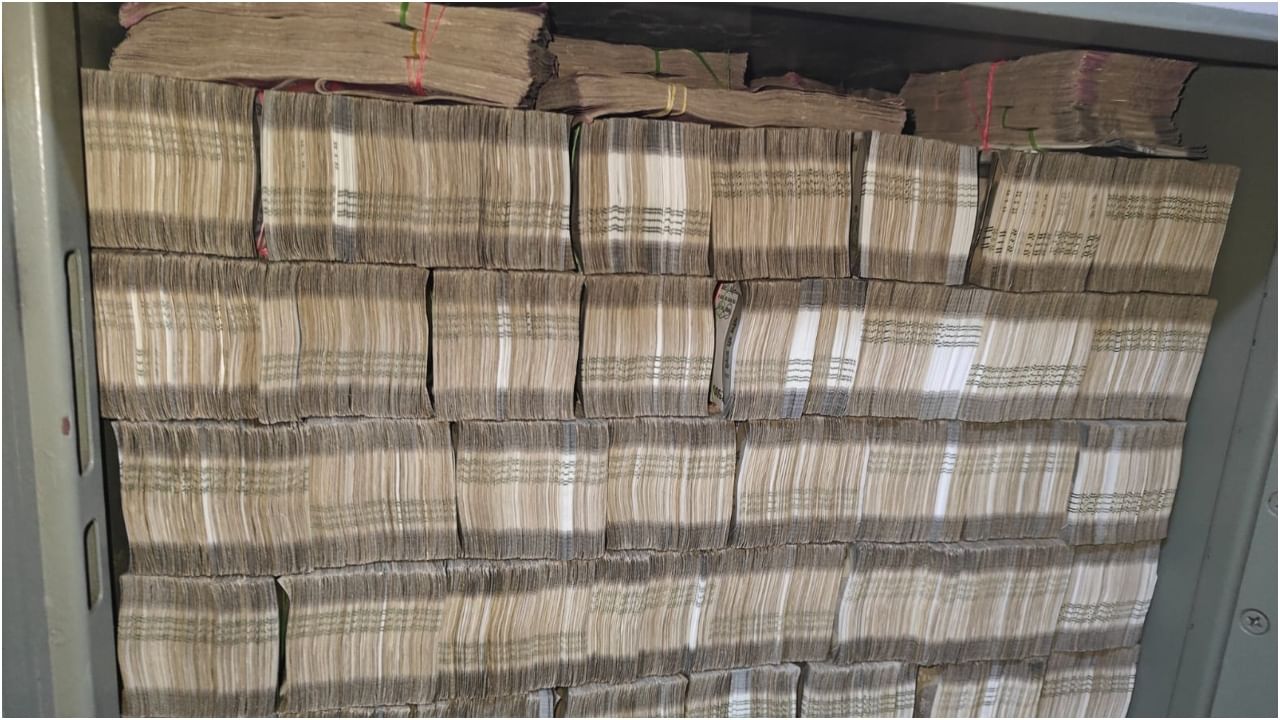 See photos Crores of rupees cash and Gold seized by IT Raid Across Bangalore and Mysuru