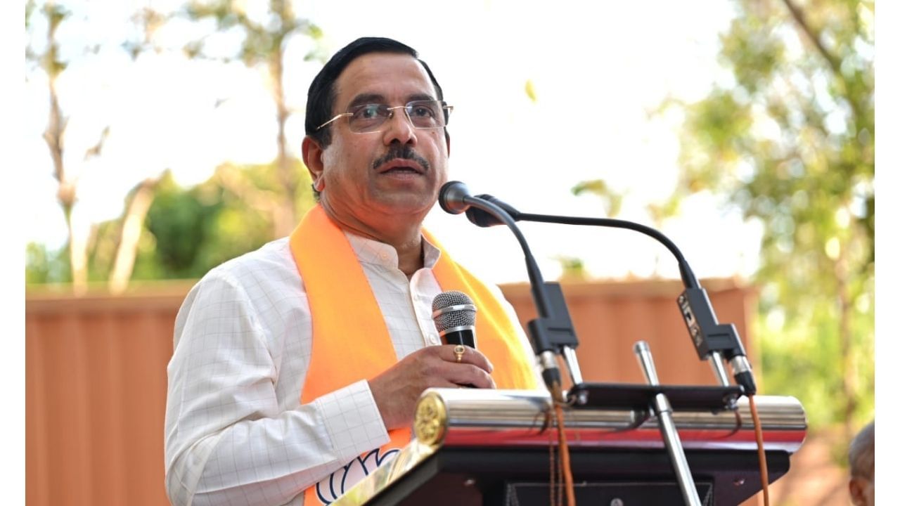 ಕಾಂಗ್ರೆಸ್ ಪ್ರಣಾಳಿಕೆಯಲ್ಲಿರುವ ಬಜರಂಗದಳ ಬ್ಯಾನ್ ಅಂಶವನ್ನು ಕ್ಯಾನ್ಸಲ್ ಮಾಡೋದಾದ್ರೆ ಮೊದಲು ಕ್ಷಮೆ ಕೇಳಲಿ - ಕೇಂದ್ರ ಸಚಿವ ಪ್ರಲ್ಹಾದ್ ಜೋಷಿ ಗುಡುಗು ಕಾಂಗ್ರೆಸ್ ಪ್ರಣಾಳಿಕೆಯಲ್ಲಿರುವ ಬಜರಂಗದಳ ಬ್ಯಾನ್ ಅಂಶವನ್ನು ಕ್ಯಾನ್ಸಲ್ ಮಾಡೋದಾದ್ರೆ ಮೊದಲು ಕ್ಷಮೆ ಕೇಳಲಿ - ಕೇಂದ್ರ ಸಚಿವ ಪ್ರಲ್ಹಾದ್ ಜೋಷಿ ಗುಡುಗು