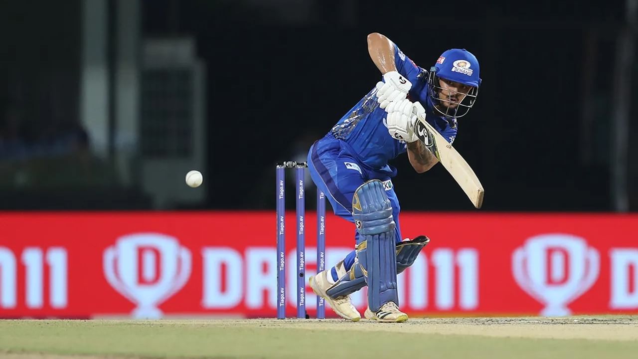 Accordingly, Mumbai Indians who started the innings did not get off to a good start.  Captain Rohit Sharma scored 11 runs while Ishan Kishan scored 15 runs and surrendered the wicket.
