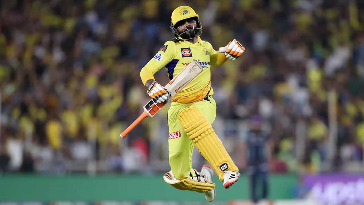 IPL 2023: ಐಪಿಎಲ್ ಸೀಸನ್ 16 ಗೆ ತೆರೆಬಿದ್ದಿದೆ. ಫೈನಲ್ ಪಂದ್ಯದಲ್ಲಿ ಗುಜರಾತ್ ಟೈಟಾನ್ಸ್ ಅನ್ನು ಸೋಲಿಸಿ ಚೆನ್ನೈ ಸೂಪರ್ ಕಿಂಗ್ಸ್ ಚಾಂಪಿಯನ್ ಪಟ್ಟ ಅಲಂಕರಿಸಿದೆ. ವಿಶೇಷ ಎಂದರೆ ಕೊನೆಯ 2 ಎಸೆತಗಳಲ್ಲಿ 10 ರನ್ಗಳು ಬೇಕಿದ್ದ ವೇಳೆ ರವೀಂದ್ರ ಜಡೇಜಾ ಸಿಕ್ಸ್-ಫೋರ್ ಬಾರಿಸುವ ಮೂಲಕ ಸಿಎಸ್ಕೆ ತಂಡಕ್ಕೆ ಜಯ ತಂದುಕೊಟ್ಟಿದ್ದಾರೆ.