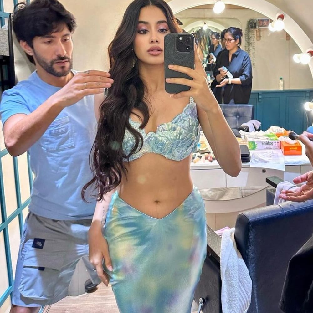 ನಟಿ ಜಾನ್ಹವಿ ಕಪೂರ್ ಮತ್ಸ್ಯಕನ್ಯೆಯ ಅವತಾರ ತಾಳಿದ್ದಾರೆ. ಮತ್ಸ್ಯಕನ್ಯೆಯ ಅವತಾರ ಸಿನಿಮಾಕ್ಕೆ ಅಲ್ಲ ಬದಲಿಗೆ ಜಾಹೀರಾತೊಂದಕ್ಕೆ.