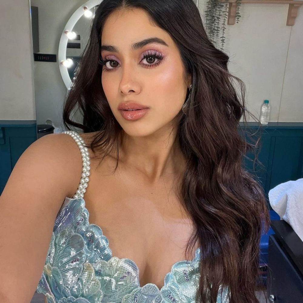 ಜಾನ್ಹವಿ ಕಪೂರ್​ಗೆ ಸಿನಿಮಾಗಳಲ್ಲಿ ದೊಡ್ಡ ಬೇಡಿಕೆ ಇರುವಂತೆ ಜಾಹೀರಾತಿಗೂ ದೊಡ್ಡ ಬೇಡಿಕೆ ಇದೆ. ಕೋಕ್​ ಸೇರಿದಂತೆ ಹಲವು ಬಗೆಯ ಜಾಹೀರಾತುಗಳಲ್ಲಿ ಜಾನ್ಹವಿ ಕಾಣಿಸಿಕೊಂಡಿದ್ದಾರೆ.