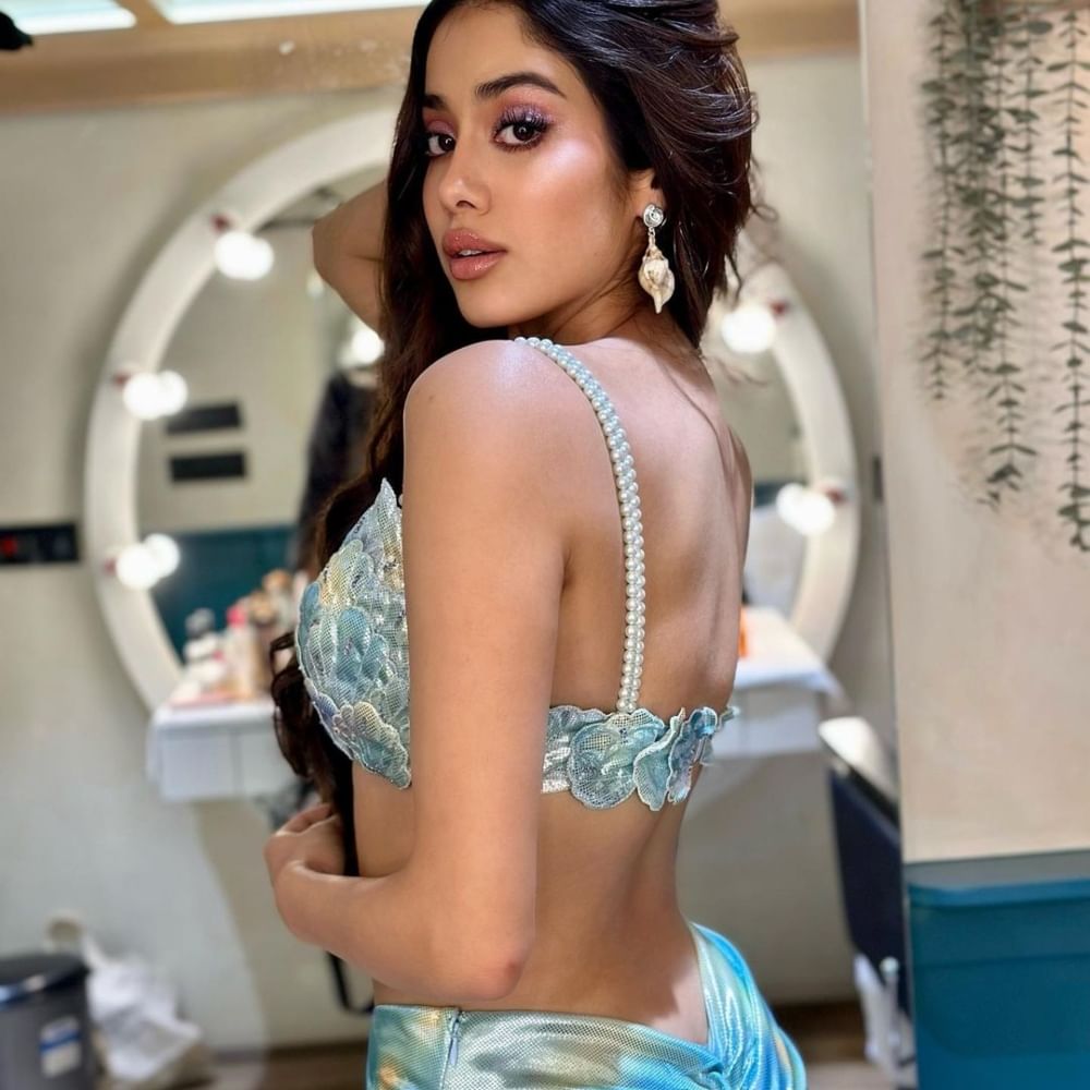 ಜಾನ್ಹವಿ ಕಪೂರ್ ಸ್ವತಃ ಹೇಳಿಕೊಂಡಿದ್ದಂತೆ, ತಾನು ಸಾಲದ ಇಎಂಐ ತುಂಬಲು ಕೆಲವು ಜಾಹೀರಾತುಗಳಲ್ಲಿ ನಟಿಸುವುದು, ಫೋಟೊಶೂಟ್ ಮಾಡಿಸಿಕೊಳ್ಳಲು ಅವಶ್ಯಕವಂತೆ.