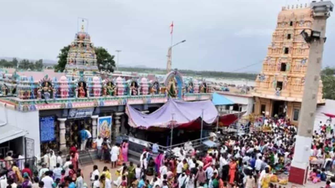 ಇತಿಹಾಸ ಪ್ರಸಿದ್ಧ ಕೊಪ್ಪಳ ತಾಲೂಕಿನ ಹುಲಗಿ ಗ್ರಾಮದ ಹುಲಿಗೆಮ್ಮಾ ದೇವಿ
ದೇವಸ್ಥಾನದ ಹುಂಡಿ ಏಣಿಕೆಯನ್ನು ಗುರುವಾರ ಮಾಡಲಾಗಿದೆ. ಒಟ್ಟು ಸಂಗ್ರಹವಾದ
ಹಣ ಎಷ್ಟು ಎಂದು ಕೇಳಿದರೆ ಅಚ್ಚರಿ ಪಡುತ್ತೀರಿ.
