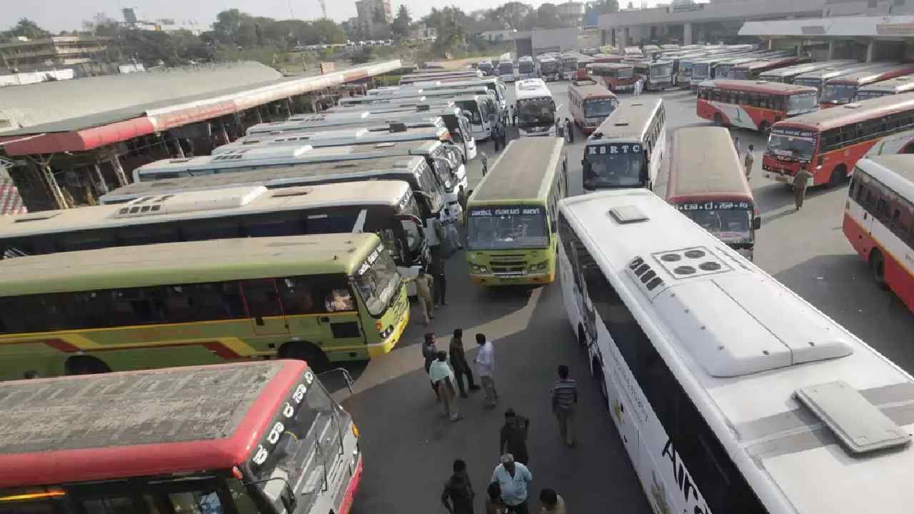 ಖಾಸಗಿ ಬಸ್ ದರ ಹೆಚ್ಚಳ; KSRTC ಬಸ್ಗೆ ಭಾರೀ ಡಿಮ್ಯಾಂಡ್, ಹೆಚ್ಚುವರಿ ಸಾರಿಗೆ ಬಸ್ಗಳ ವ್ಯವಸ್ಥೆ ಖಾಸಗಿ ಬಸ್ ದರ ಹೆಚ್ಚಳ; KSRTC ಬಸ್ಗೆ ಭಾರೀ ಡಿಮ್ಯಾಂಡ್, ಹೆಚ್ಚುವರಿ ಸಾರಿಗೆ ಬಸ್ಗಳ ವ್ಯವಸ್ಥೆ
