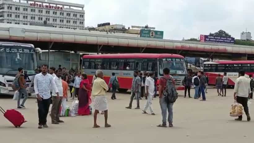 ಮತದಾನಕ್ಕೆ ಊರಿಗೆ ಹೋಗಲು ಬಸ್ಗಳೇ ಇಲ್ಲ, ಬೆಂಗಳೂರಿನಲ್ಲಿ ಜನರ ಪರದಾಟ, ಕ್ಯಾರೇ ಎನ್ನದ KSRTC ಅಧಿಕಾರಿಗಳು