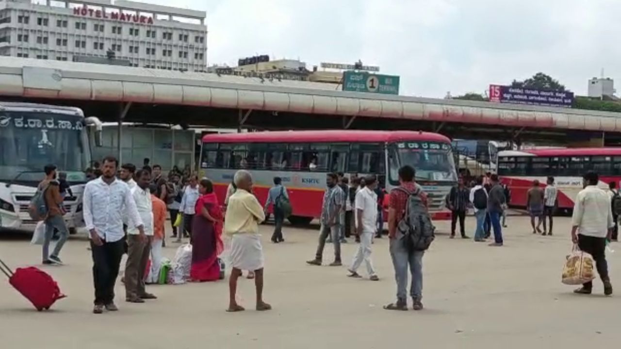 ಮತದಾನಕ್ಕೆ ಊರಿಗೆ ಹೋಗಲು ಬಸ್ಗಳೇ ಇಲ್ಲ, ಬೆಂಗಳೂರಿನಲ್ಲಿ ಜನರ ಪರದಾಟ, ಕ್ಯಾರೇ ಎನ್ನದ KSRTC ಅಧಿಕಾರಿಗಳು ಮತದಾನಕ್ಕೆ ಊರಿಗೆ ಹೋಗಲು ಬಸ್ಗಳೇ ಇಲ್ಲ, ಬೆಂಗಳೂರಿನಲ್ಲಿ ಜನರ ಪರದಾಟ, ಕ್ಯಾರೇ ಎನ್ನದ KSRTC ಅಧಿಕಾರಿಗಳು