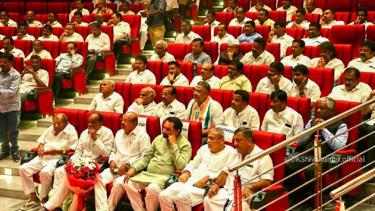 ಸಿಎಂ ಆಯ್ಕೆ ಕಗ್ಗಂಟಿಗೆ ಮುಕ್ತಿ, ಈಗ ಸಚಿವ ಸ್ಥಾನಕ್ಕಾಗಿ ಲಾಬಿ ಶುರು: ತಂಡೋಪತಂಡವಾಗಿ ದೆಹಲಿಗೆ ತೆರಳಿದ ಶಾಸಕರು ಸಿಎಂ ಆಯ್ಕೆ ಕಗ್ಗಂಟಿಗೆ ಮುಕ್ತಿ, ಈಗ ಸಚಿವ ಸ್ಥಾನಕ್ಕಾಗಿ ಲಾಬಿ ಶುರು: ತಂಡೋಪತಂಡವಾಗಿ ದೆಹಲಿಗೆ ತೆರಳಿದ ಶಾಸಕರು