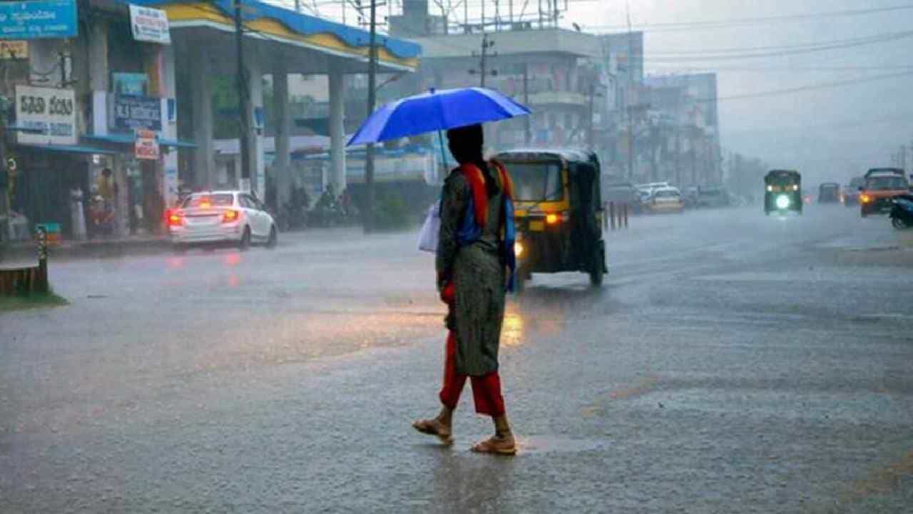 Karnataka Rain: ಕರ್ನಾಟಕದಲ್ಲಿ ಇನ್ನೂ ಐದು ದಿನ ಮಳೆಯ ಆರ್ಭಟ, ಯೆಲ್ಲೋ ಅಲರ್ಟ್ Karnataka Rain: ಕರ್ನಾಟಕದಲ್ಲಿ ಇನ್ನೂ ಐದು ದಿನ ಮಳೆಯ ಆರ್ಭಟ, ಯೆಲ್ಲೋ ಅಲರ್ಟ್