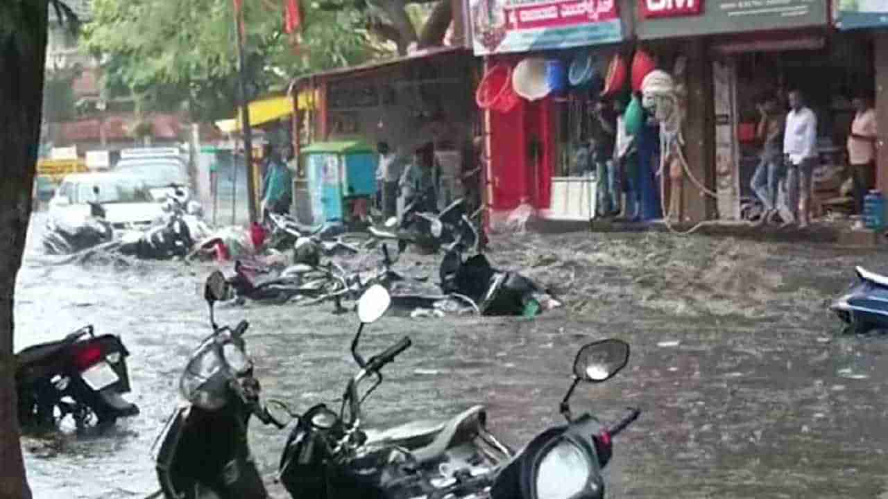 Karnataka Rain: ಕರ್ನಾಟಕದ ವಿವಿಧೆಡೆ ಗುಡುಗು ಮಳೆ; ಓರ್ವ ಸಾವು, ನೀರಿನಲ್ಲಿ ಕೊಚ್ಚಿ ಹೋದ ಬೈಕ್​ಗಳು