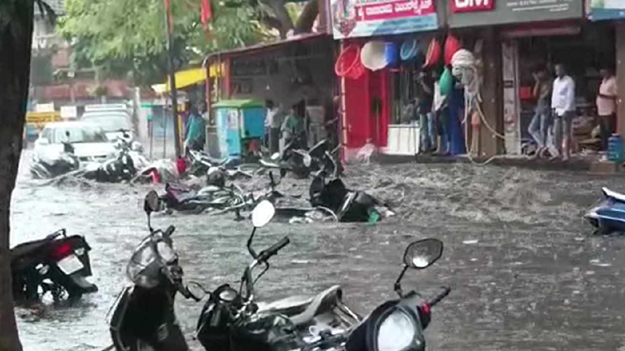 Karnataka Rain: ಕರ್ನಾಟಕದ ವಿವಿಧೆಡೆ ಗುಡುಗು ಮಳೆ; ಓರ್ವ ಸಾವು, ನೀರಿನಲ್ಲಿ ಕೊಚ್ಚಿ ಹೋದ ಬೈಕ್ಗಳು Karnataka Rain: ಕರ್ನಾಟಕದ ವಿವಿಧೆಡೆ ಗುಡುಗು ಮಳೆ; ಓರ್ವ ಸಾವು, ನೀರಿನಲ್ಲಿ ಕೊಚ್ಚಿ ಹೋದ ಬೈಕ್ಗಳು